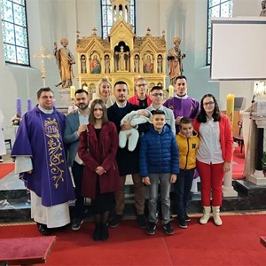 Kršteno šesto dijete u obitelji Šarić u Župi sv. Anastazije u Samoboru